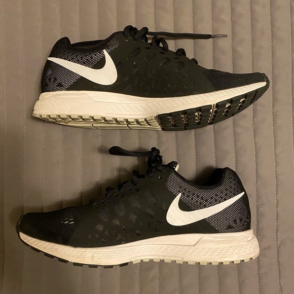 Women’s Nike Zoom Sneakers - Picture 2 of 3